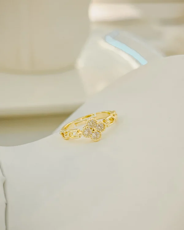 b776c386010807a7d650fac88fddd6e6_photo.webp Crystal Cleef