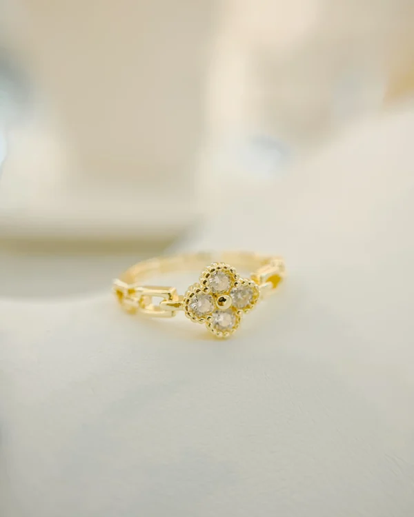 f70d0d5c72f07abb102c9bb85fe8f6cd_photo.webp Crystal Cleef